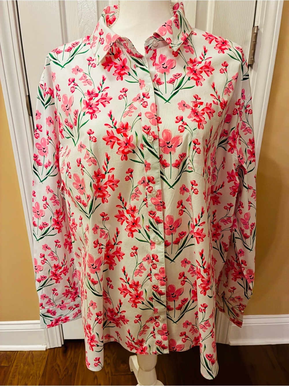 Crown & Ivy Cream Blouse with Pink Floral Print Feminine Long Sleeve.  Size XXL
